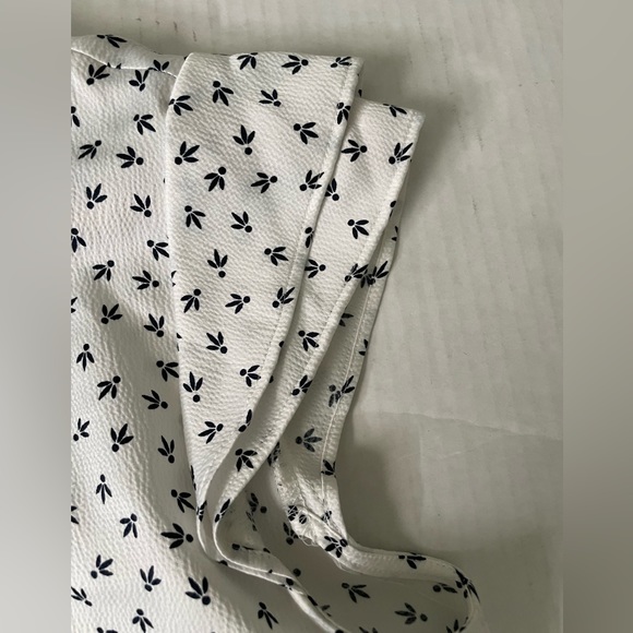 Ann Taylor top white w/black micro floral all over print Size Small, soft poly - Picture 4 of 10